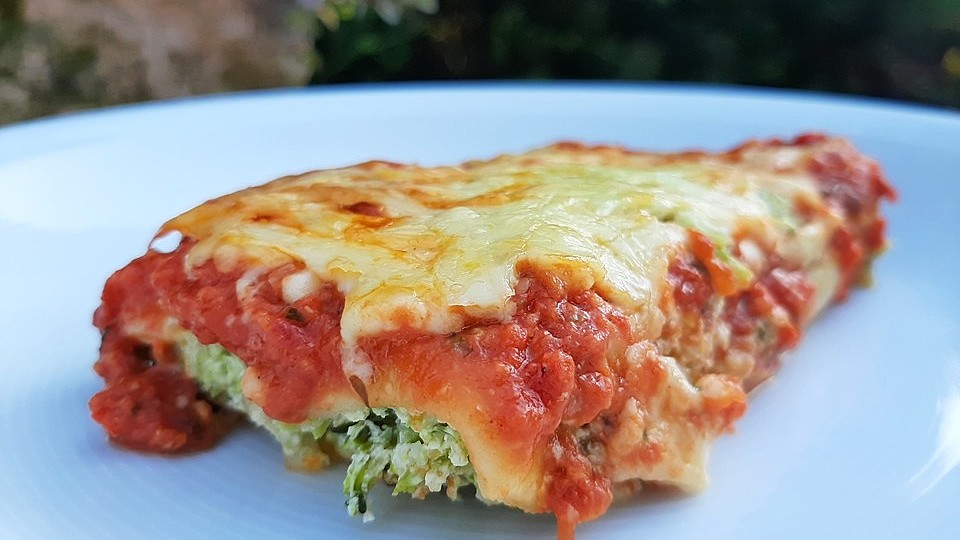 Cannelloni mit Brokkoli-Frischkäse-Füllung in Tomatensauce und ...