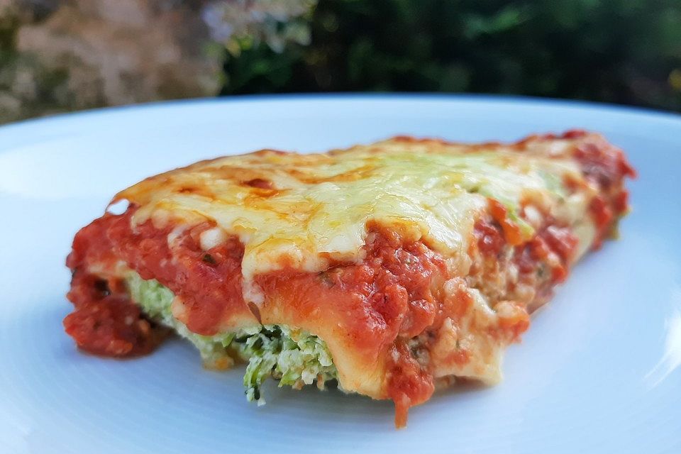 Cannelloni mit Brokkoli-Frischkäse-Füllung in Tomatensauce und Rucolasalat