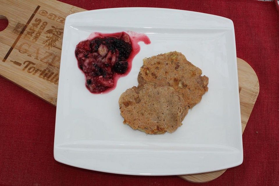 Vegane Bananenpancakes mit Beerensauce ohne Zucker