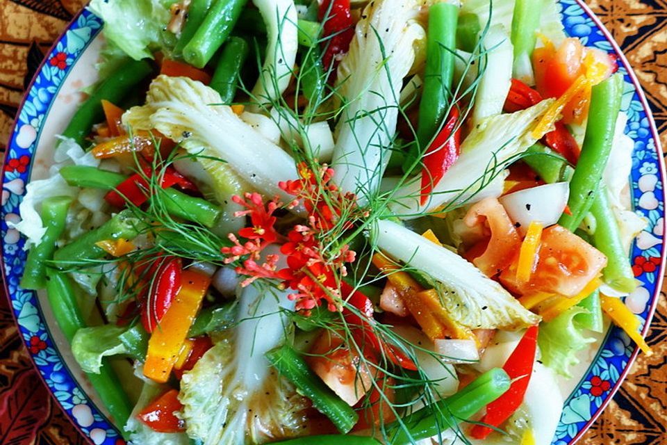 Bunt-gemischter Bohnensalat mit exotischem Dressing 'Sanur Beach'