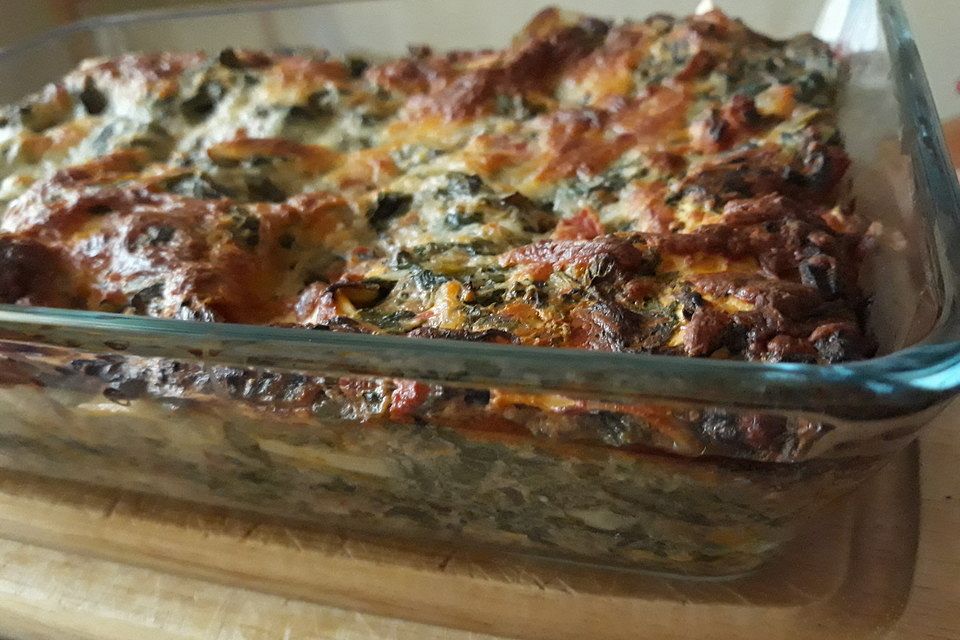 Ricotta-Spinat-Lasagne mit gehackten Tomaten