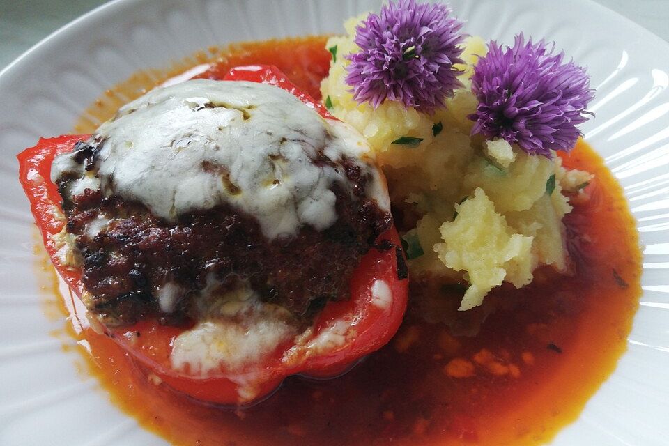 Gefüllte Paprika mit Hackfleisch, Kartoffeln und Möhren