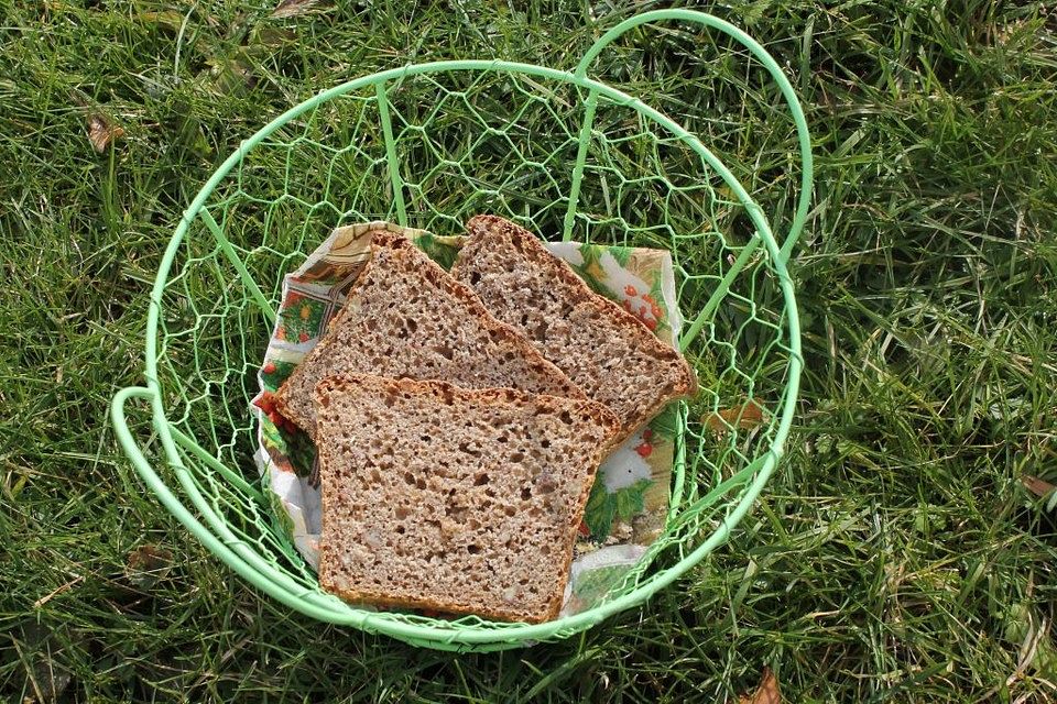 Dinkel-Emmer-Pekannussbrot mit Sauerteig