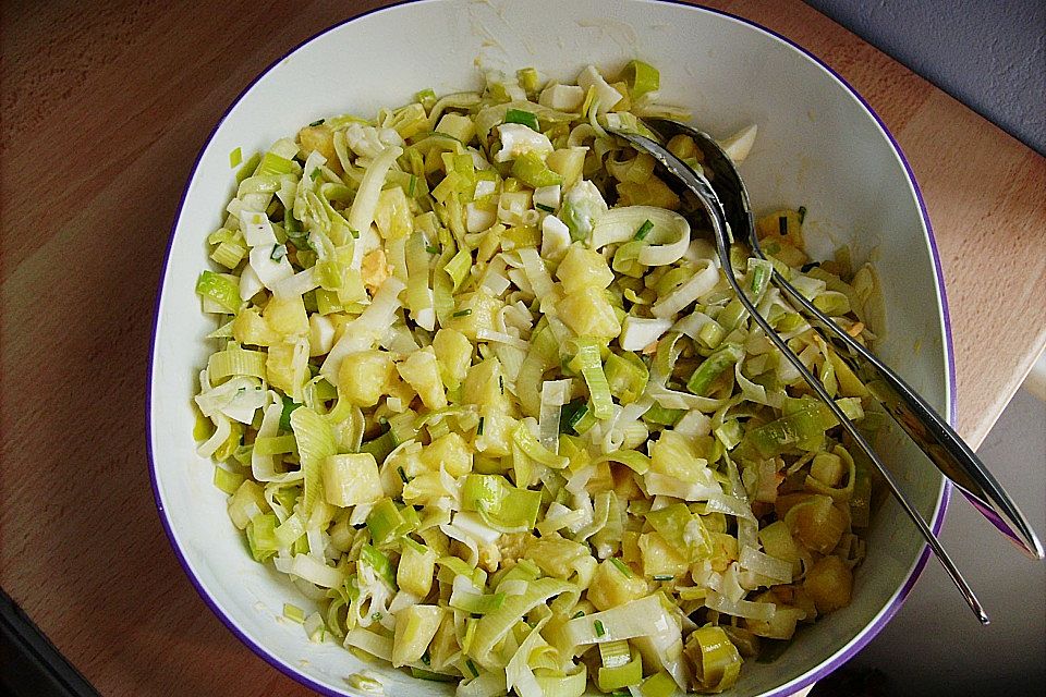 Pastorensalat mit Porree, Ananas und Ei