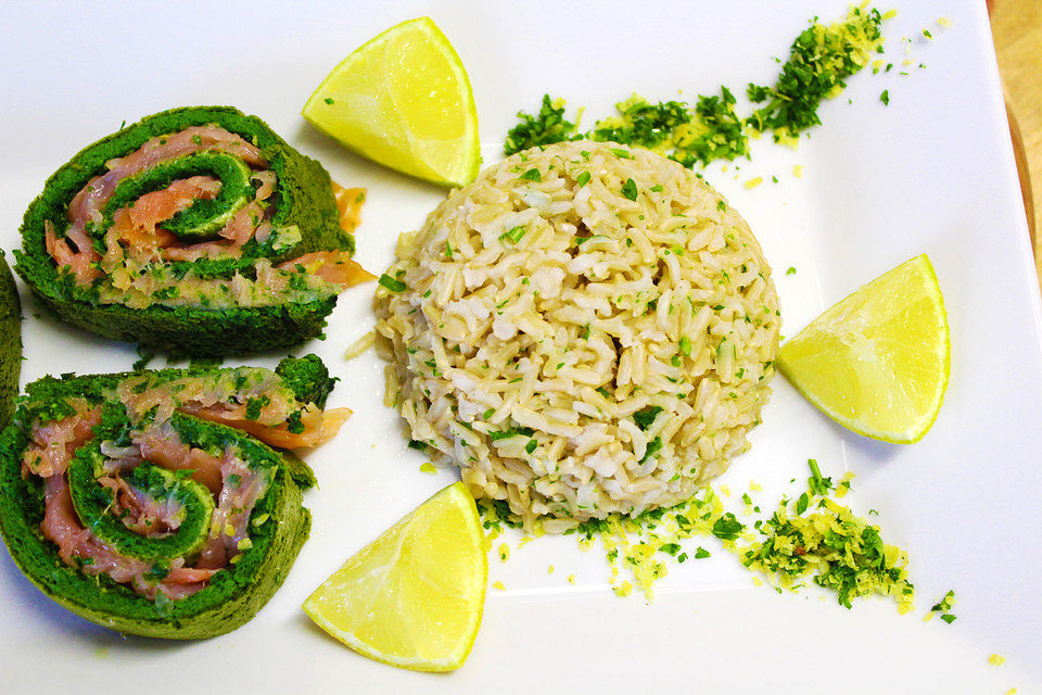 Lachs-Spinat-Rolle mit Zitronenreis