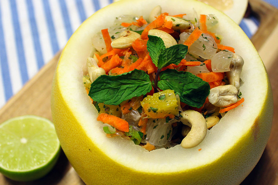 Pomelo-Salat mit Möhren und Minze