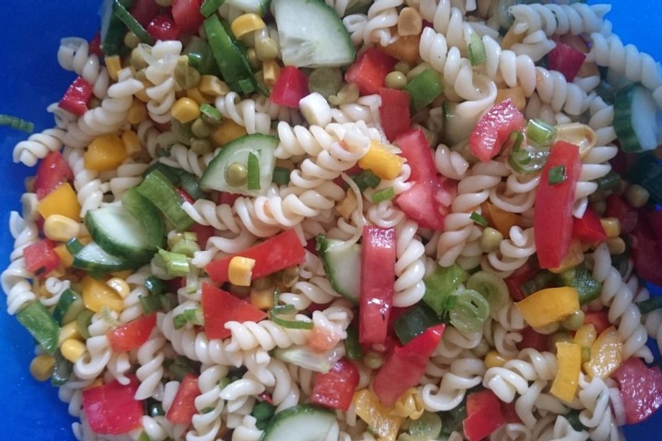 Sommerlicher Nudel-Gemüse-Salat