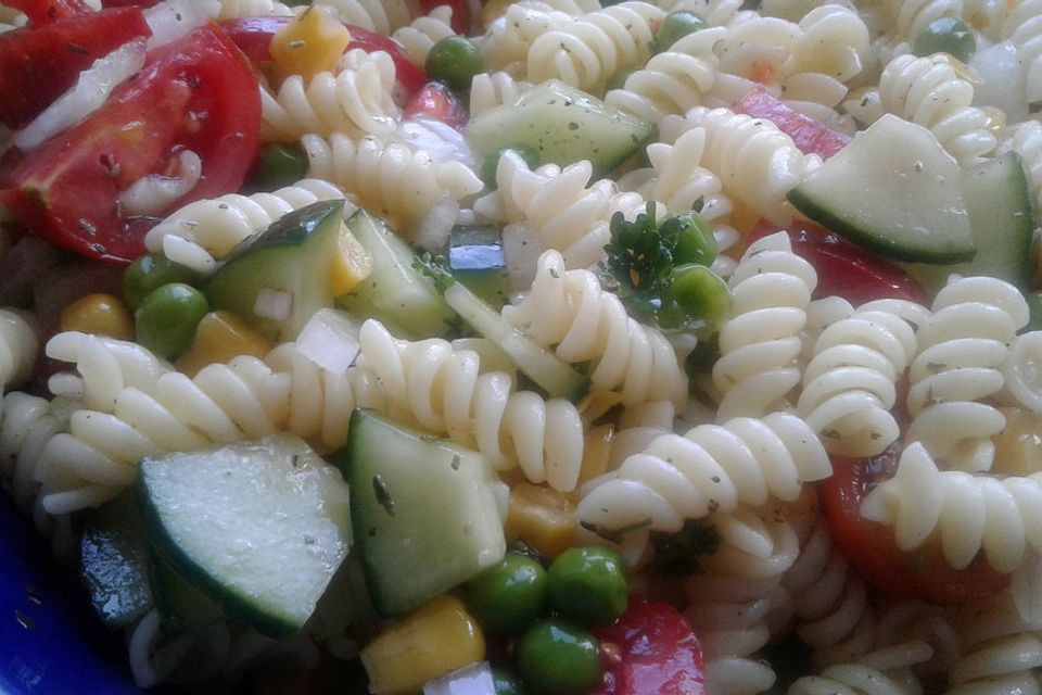 Sommerlicher Nudel-Gemüse-Salat