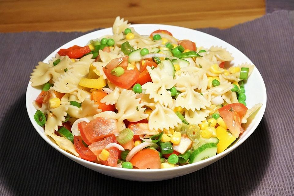 Sommerlicher Nudel-Gemüse-Salat