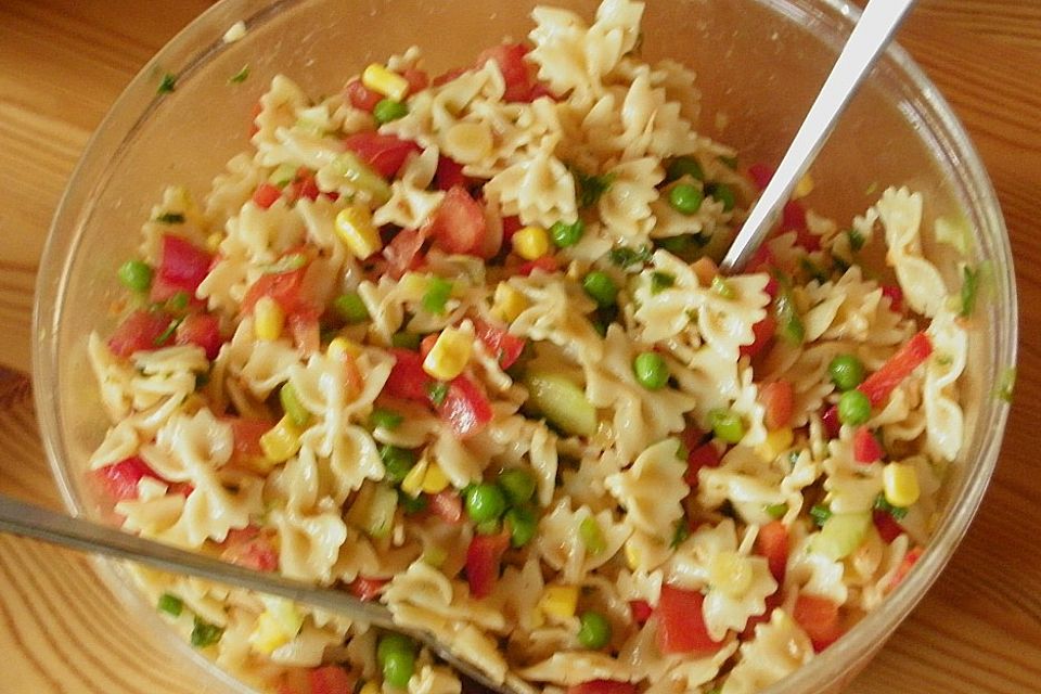 Sommerlicher Nudel-Gemüse-Salat