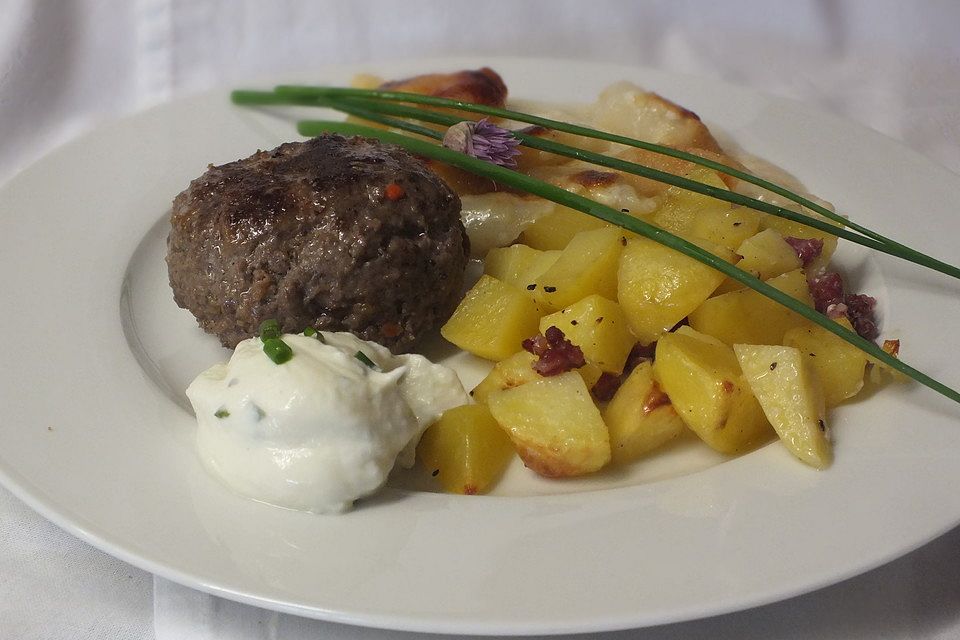 Frikadellen mit gerösteten Kartoffeln vom Blech