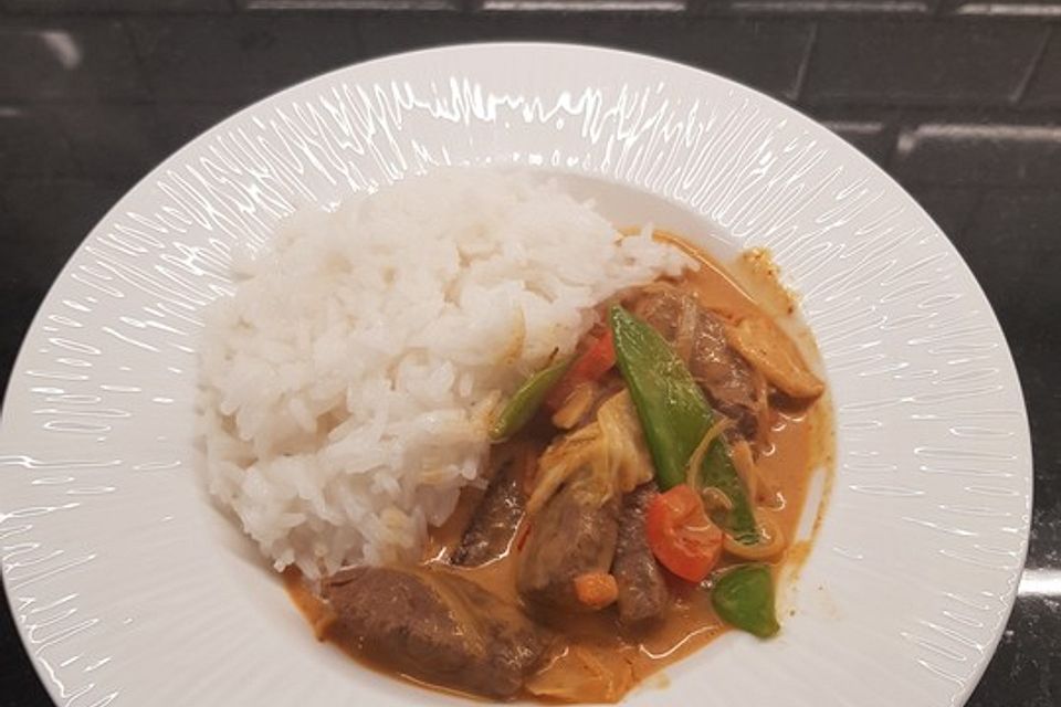 Leckeres Rindercurry mit Gemüse und Parfümreis