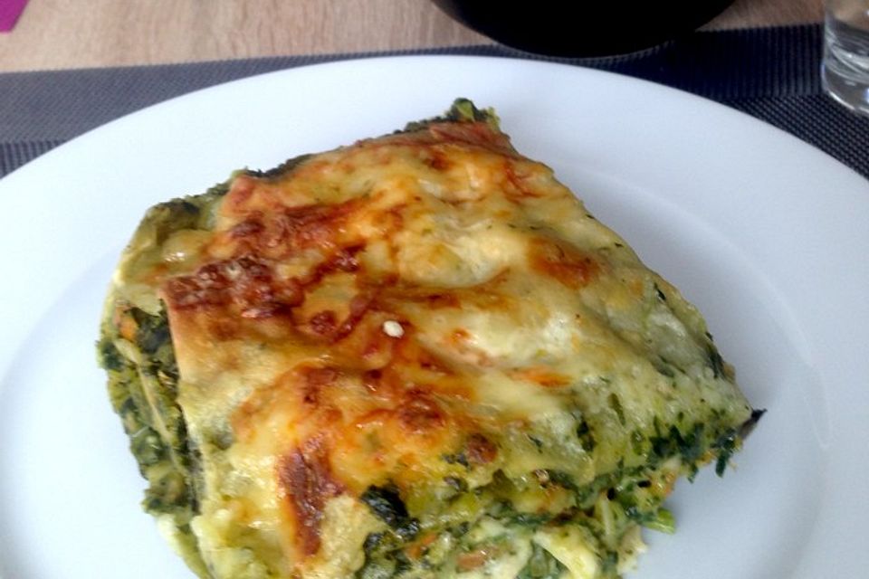 Weichkäse-Spinat-Lasagne mit Knoblauch-Béchamel und frischen Tomaten