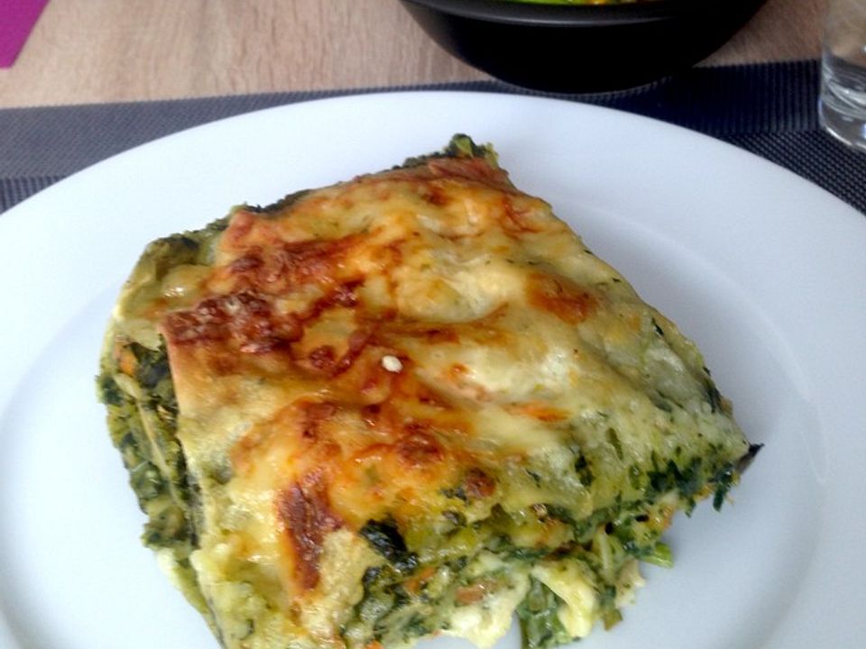 Weichkäse-Spinat-Lasagne mit Knoblauch-Béchamel und frischen Tomaten ...