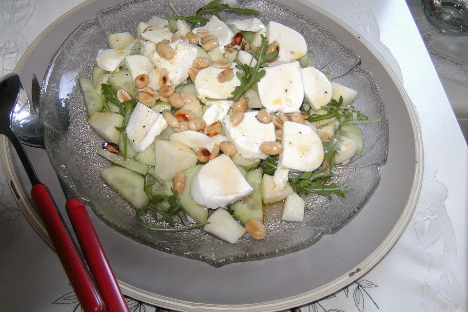 Apfel-Gurken-Salat mit gerösteten Erdnüssen