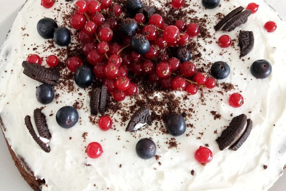 Schoko-Oreo-Torte mit frischen Beeren