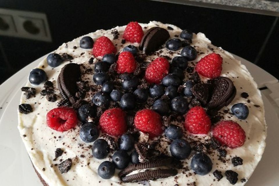 Schoko-Oreo-Torte mit frischen Beeren