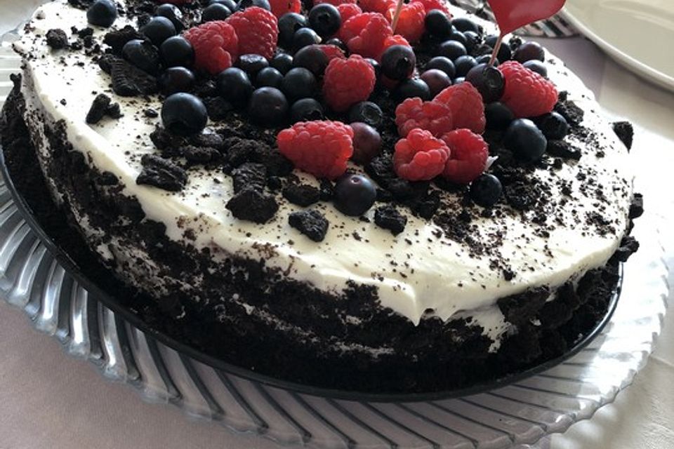 Schoko-Oreo-Torte mit frischen Beeren