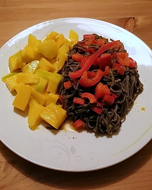 Schwarze Bohnenspaghetti mit Kürbissauce