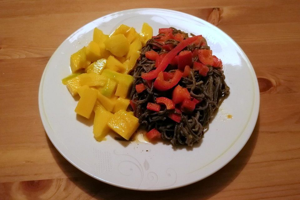 Schwarze Bohnenspaghetti mit Kürbissauce