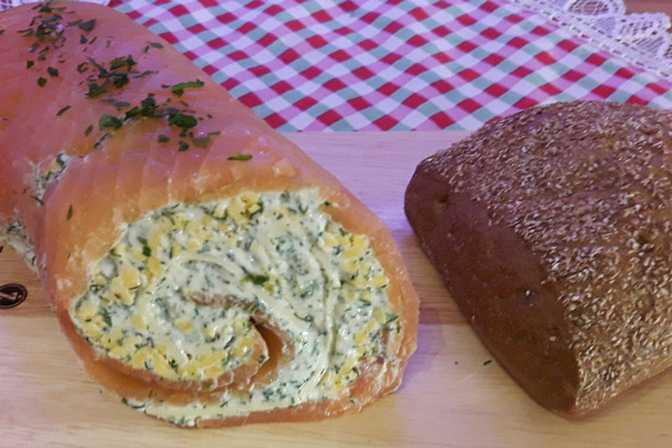 Lachsrolle mit Kräuter-Käse-Füllung