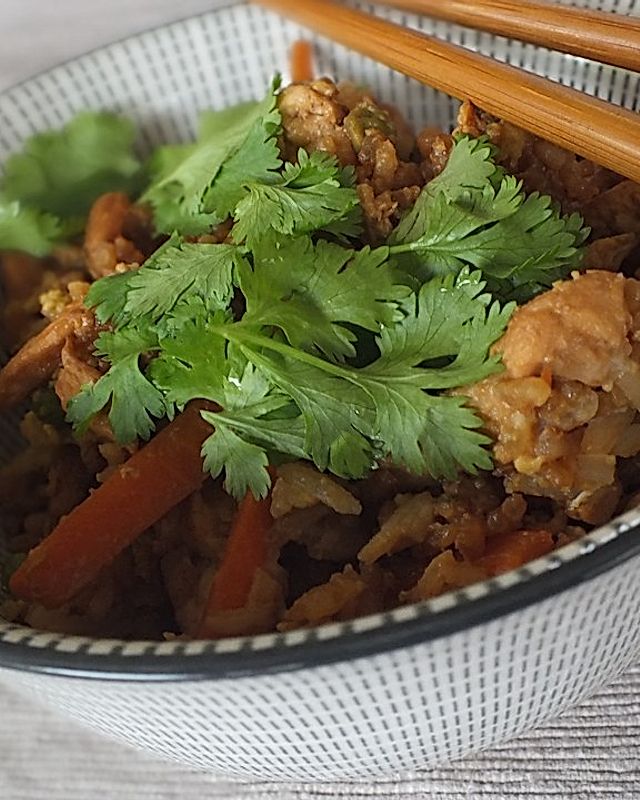 Gebratener Reis mit Hühnerfleisch, Gemüse und Ei