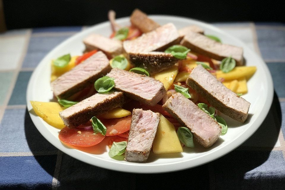 Mango-Tomaten-Salat mit würzigen Steakstreifen