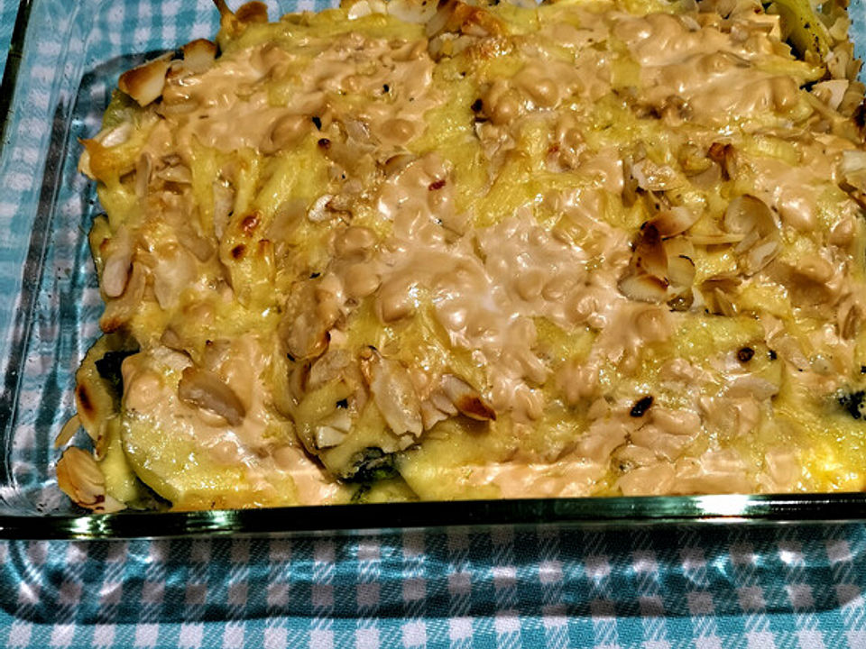 Kartoffel-Brokkoli-Auflauf mit Käse-Mandel-Kruste von McMoe| Chefkoch