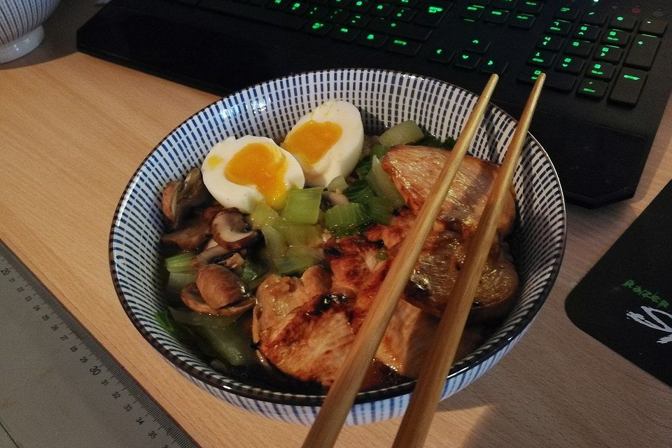 Einfaches Ramen mit Pak Choi, Pilzen, Ei und Hähnchenfleisch