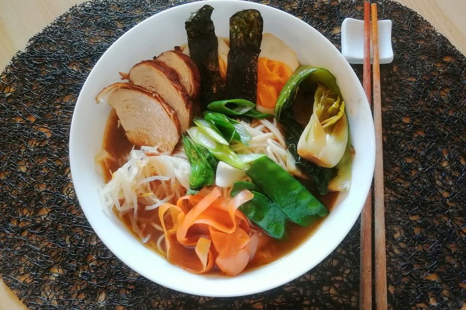 Einfaches Ramen mit Pak Choi, Pilzen, Ei und Hähnchenfleisch