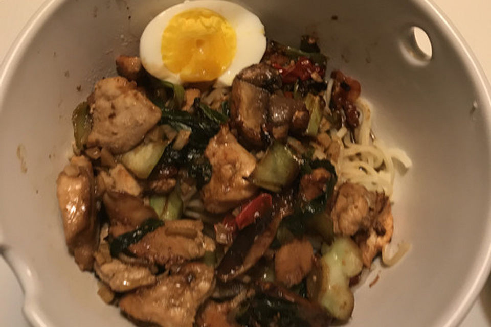 Einfaches Ramen mit Pak Choi, Pilzen, Ei und Hähnchenfleisch