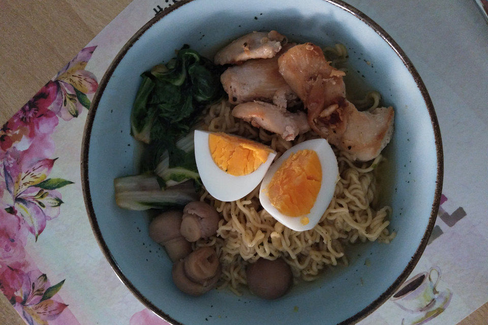 Einfaches Ramen mit Pak Choi, Pilzen, Ei und Hähnchenfleisch