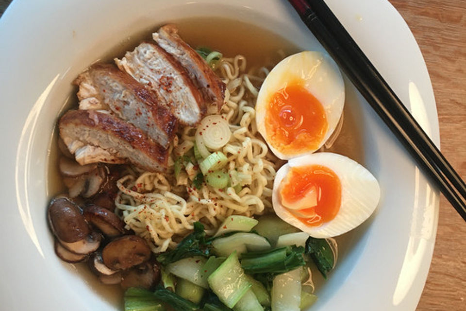 Einfaches Ramen mit Pak Choi, Pilzen, Ei und Hähnchenfleisch