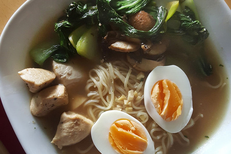 Einfaches Ramen mit Pak Choi, Pilzen, Ei und Hähnchenfleisch