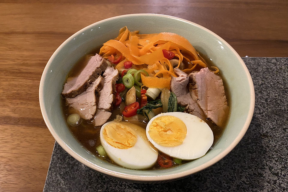 Einfaches Ramen mit Pak Choi, Pilzen, Ei und Hähnchenfleisch