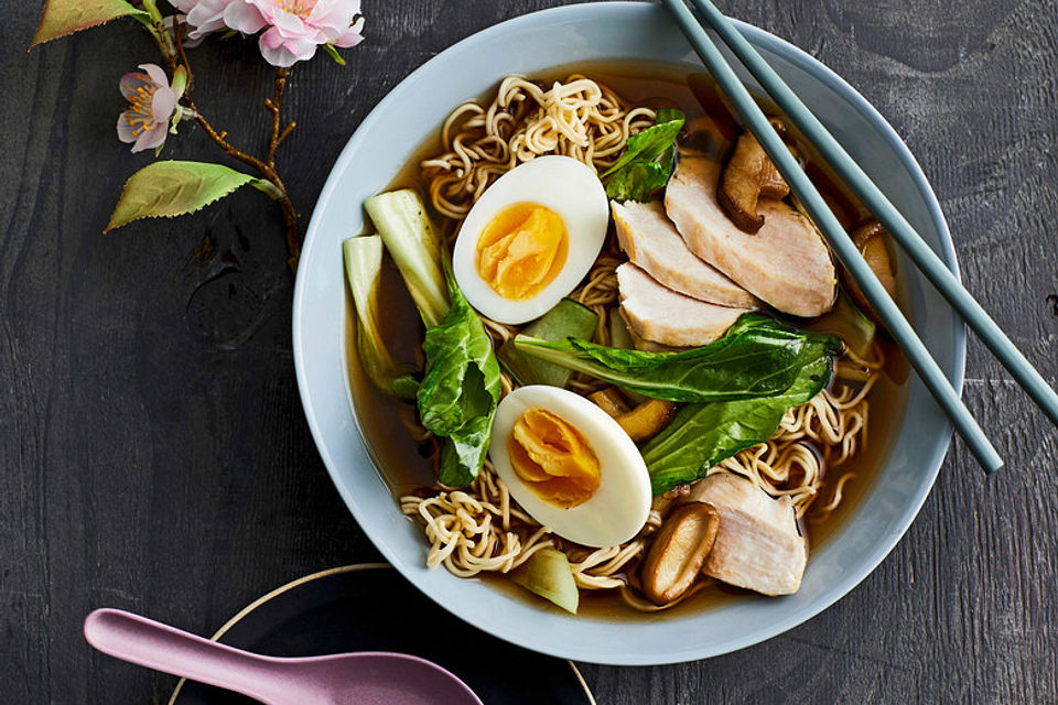 Einfaches Ramen mit Pak Choi, Pilzen, Ei und Hähnchenfleisch