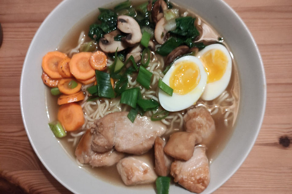 Einfaches Ramen mit Pak Choi, Pilzen, Ei und Hähnchenfleisch