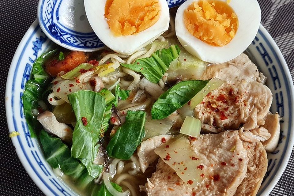 Einfaches Ramen mit Pak Choi, Pilzen, Ei und Hähnchenfleisch