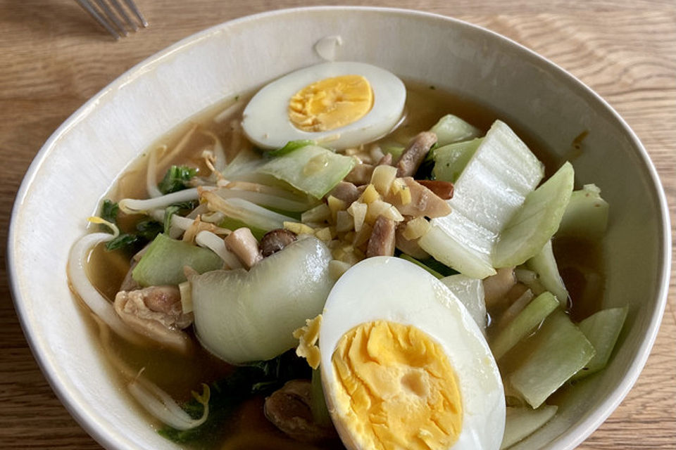 Einfaches Ramen mit Pak Choi, Pilzen, Ei und Hähnchenfleisch