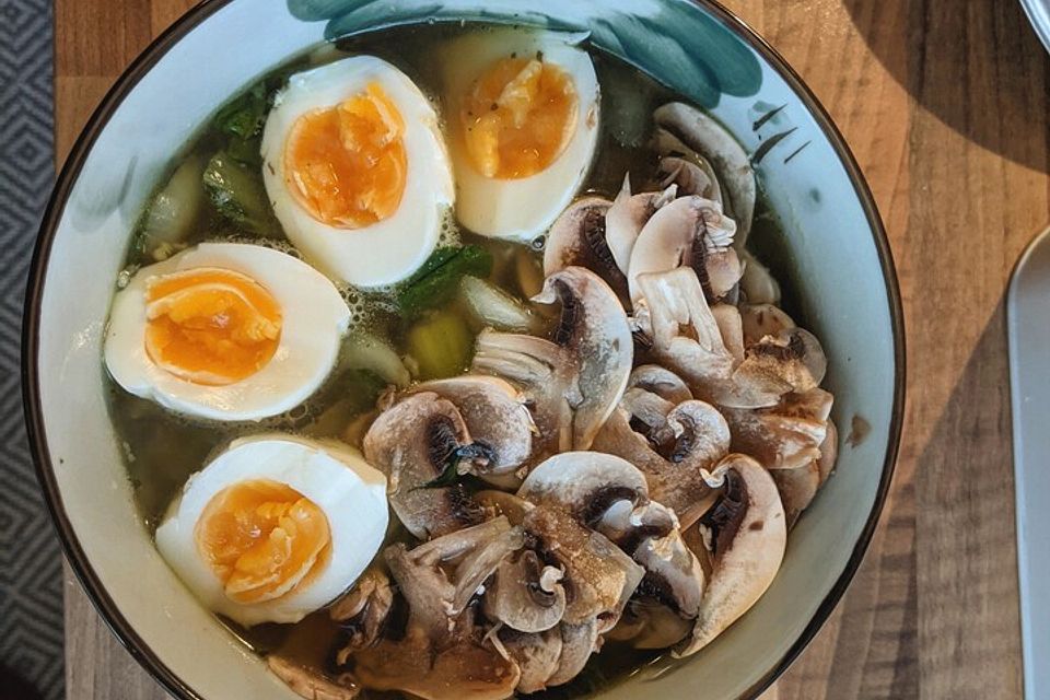 Einfaches Ramen mit Pak Choi, Pilzen, Ei und Hähnchenfleisch