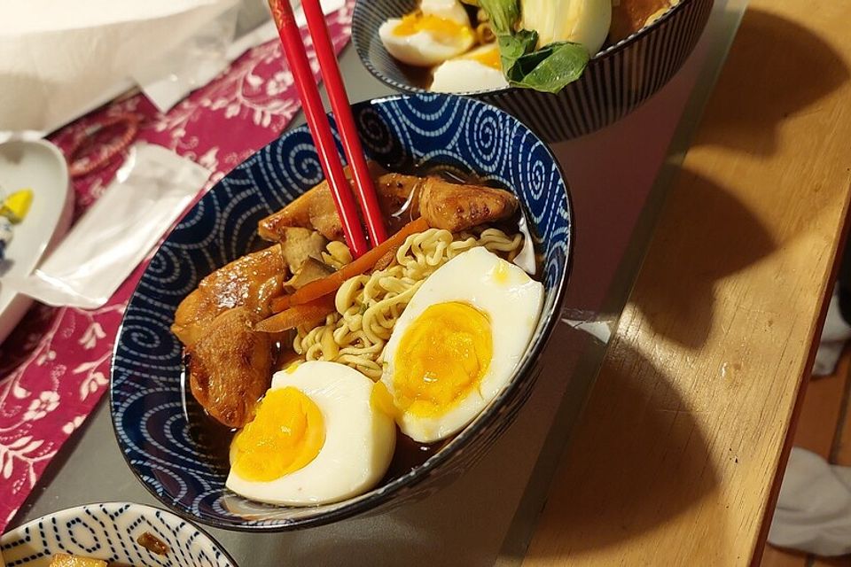 Einfaches Ramen mit Pak Choi, Pilzen, Ei und Hähnchenfleisch