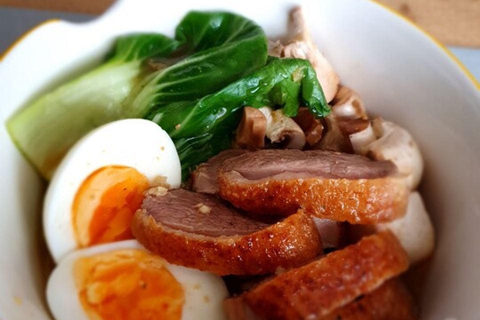 Einfaches Ramen mit Pak Choi, Pilzen, Ei und Hähnchenfleisch