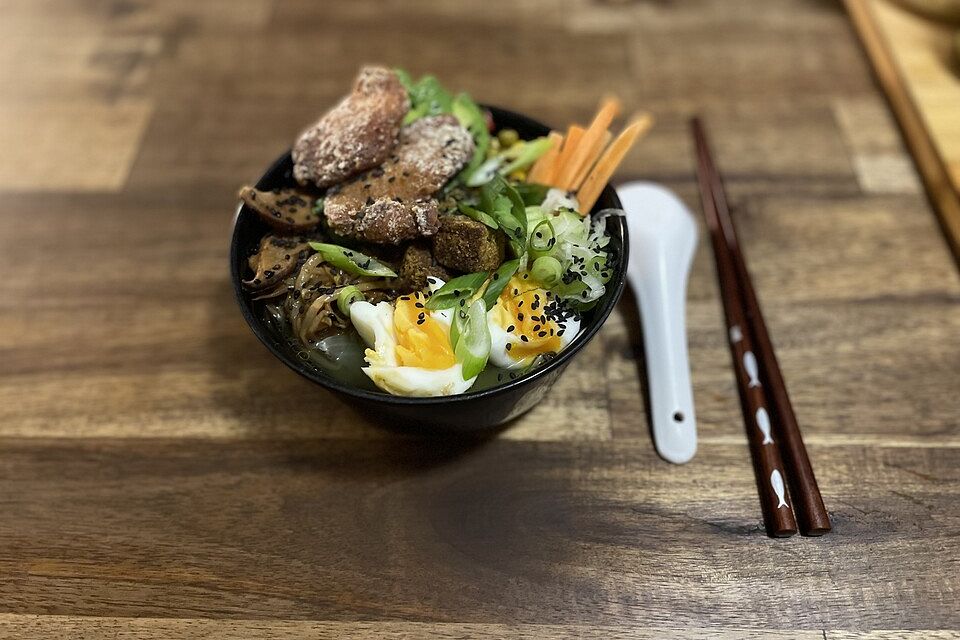 Einfaches Ramen mit Pak Choi, Pilzen, Ei und Hähnchenfleisch