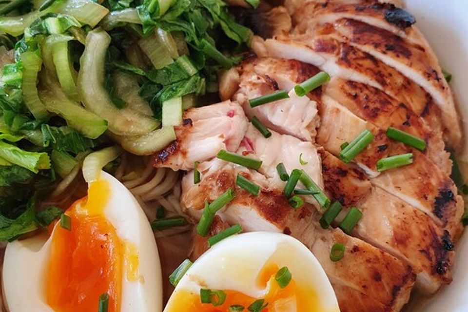 Einfaches Ramen mit Pak Choi, Pilzen, Ei und Hähnchenfleisch