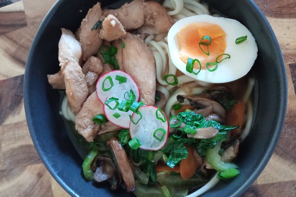 Einfaches Ramen mit Pak Choi, Pilzen, Ei und Hähnchenfleisch