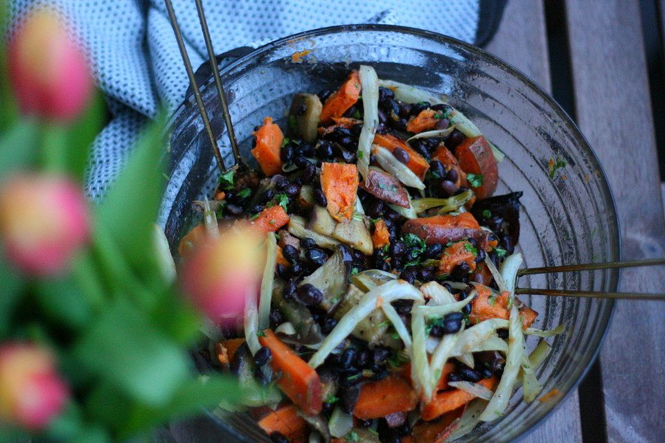 Schwarzer Bohnensalat mit Süßkartoffeln, Fenchel und Aubergine