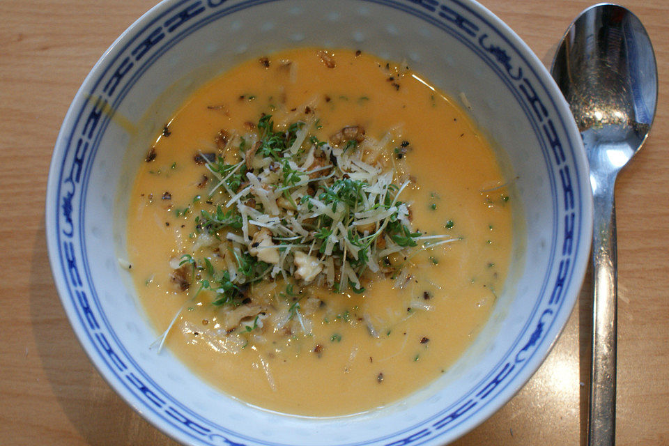 Kresse-Käse-Suppe mit gerösteten Walnüssen