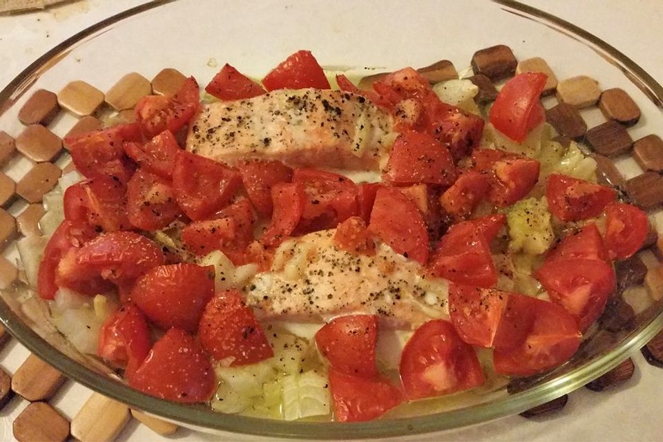 Lachs auf fruchtigen Ofentomaten Lachs auf fruchtigen Ofentomaten