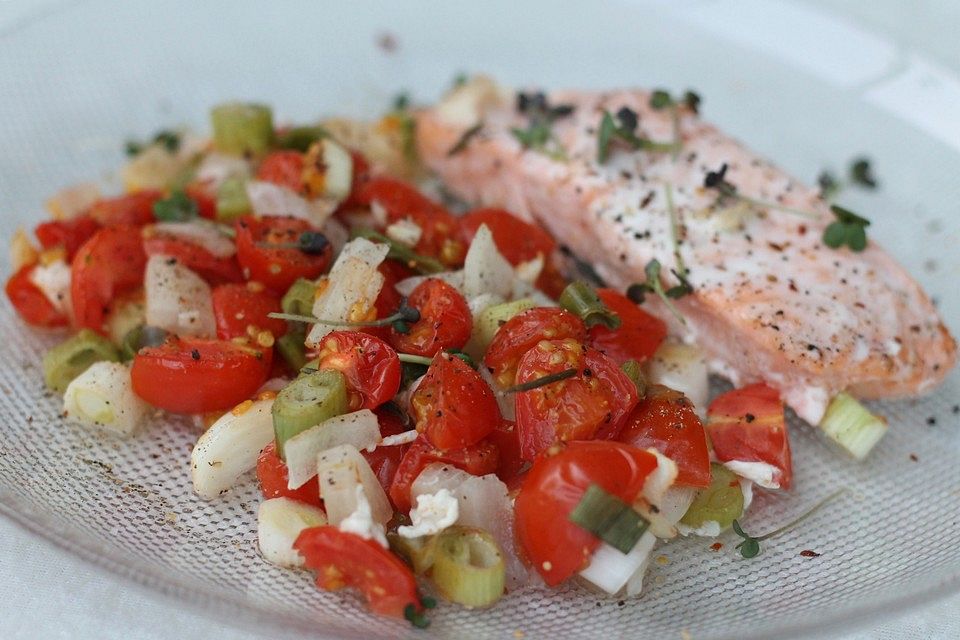 Lachs auf fruchtigen Ofentomaten Lachs auf fruchtigen Ofentomaten