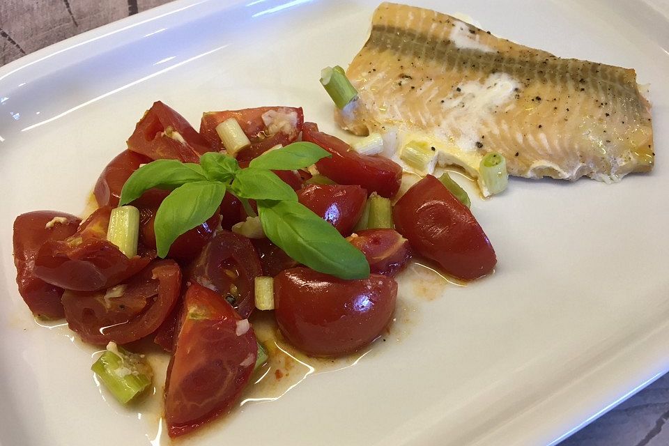 Lachs auf fruchtigen Ofentomaten Lachs auf fruchtigen Ofentomaten